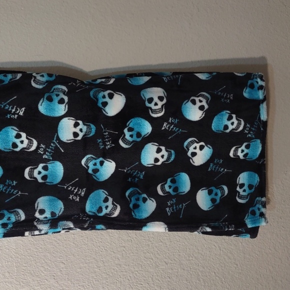 HALLOWEEN OMBRE BLUE SKULL ULTRA PLUSH THROW LUV BETSEY BY BETSEY JOHNSON - Picture 9 of 10